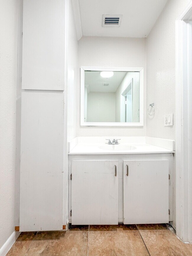 Building Photo - 1827 N Congress Ave