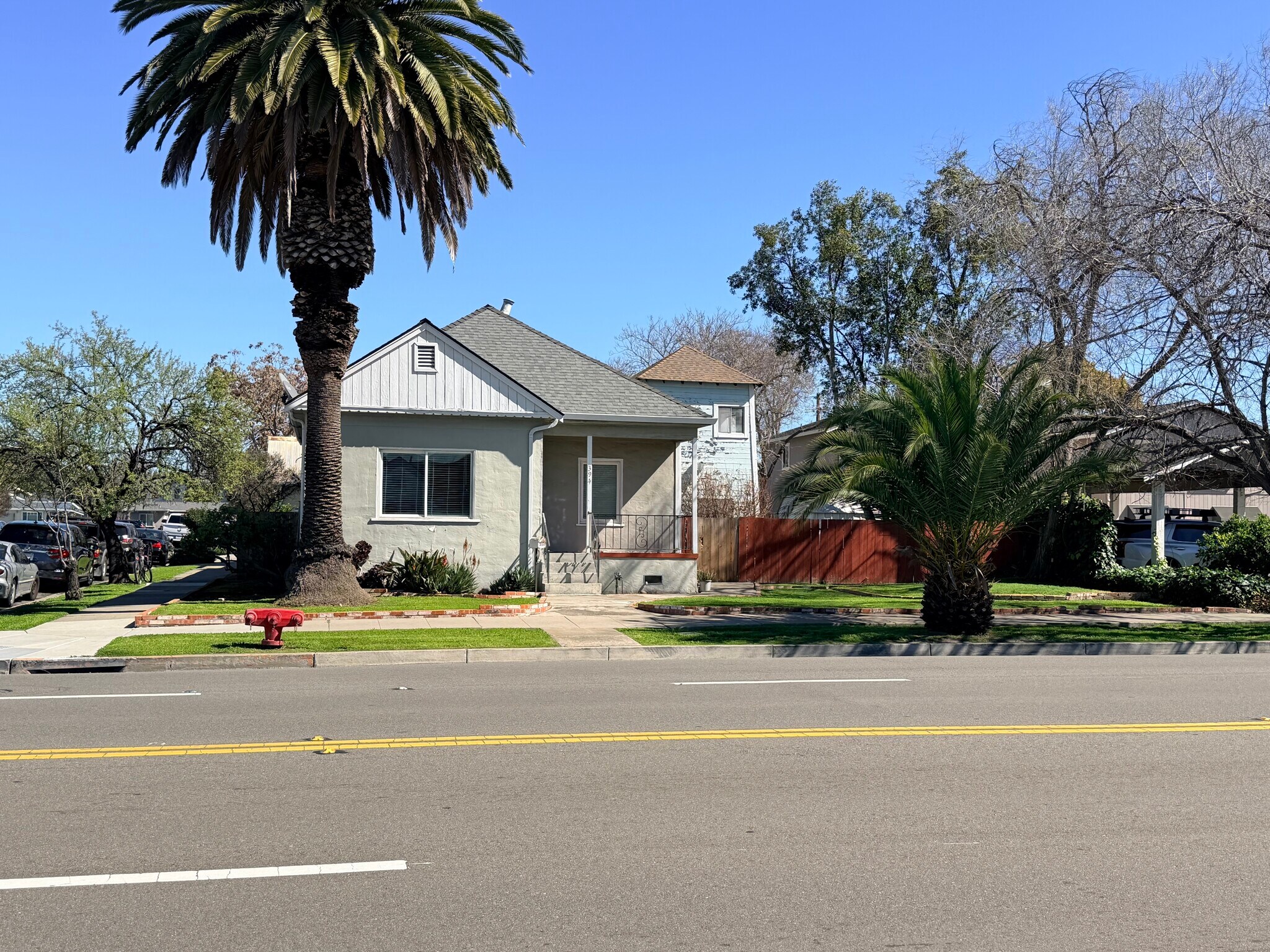 Building Photo - 394 N Livermore Ave