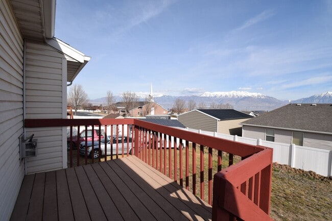 Building Photo - Charming Lakeview 3 Bed Home Near Schools & Churches!!