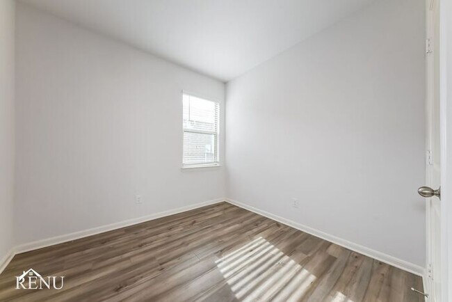 Building Photo - 2041 Hialeah Dr