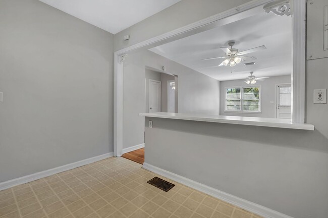 Building Photo - Charming Midtown Tallahassee Duplex