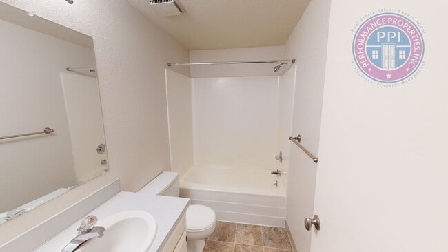 Building Photo - Desirable Tualatin - Central Air! Single L...