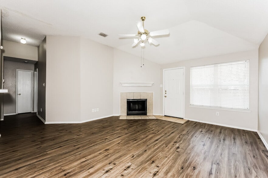 Building Photo - 833 Beaver Creek Dr