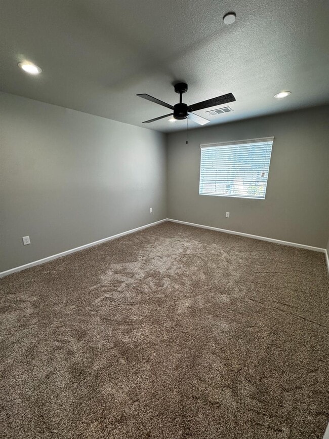 Building Photo - 4834 N Fruit Ave