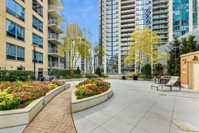 Building Photo - 420 E Waterside Dr
