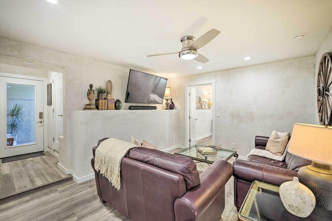 Building Photo - Remodeled 2 Bedroom close to Downtown Gras...