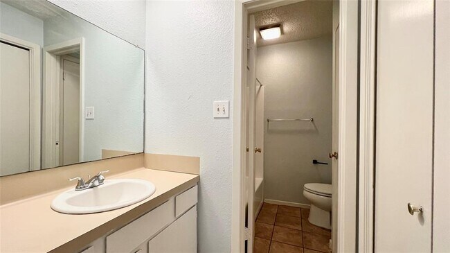 Building Photo - 8811 Pineridge Dr