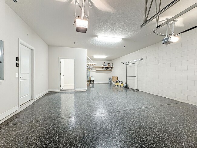 Building Photo - Executive Home with 5 bedrooms / four 1/2 ...