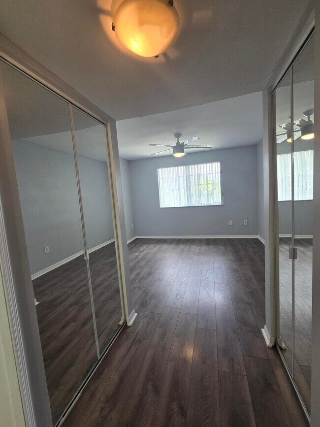 Building Photo - 1400 Crestwood Ct S
