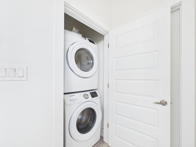 Building Photo - Modern Freestanding Condo with Private Yard Near Downtown Austin