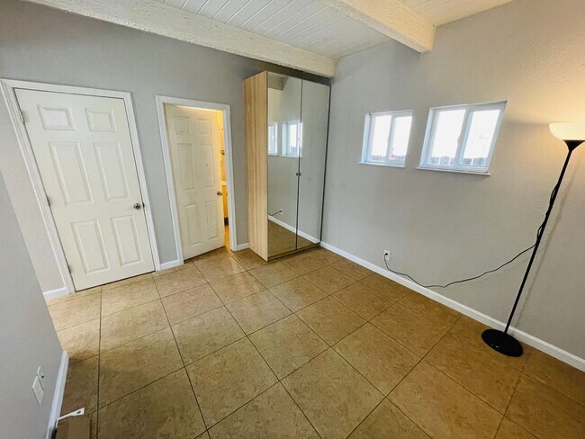 Building Photo - Pet friendly 1 bedroom unit with washer/dr...