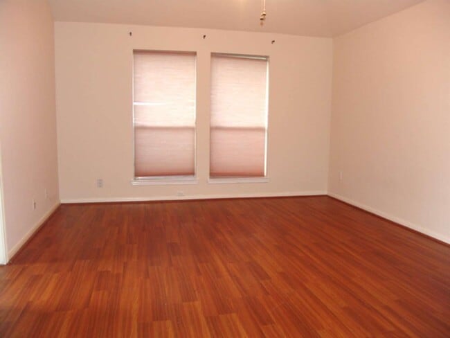 Building Photo - 4915 Lochman Ln