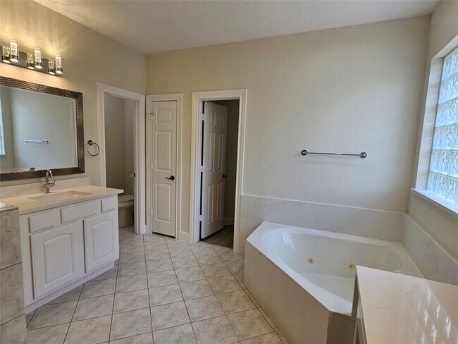 Building Photo - 12503 Rosewood Way Ln