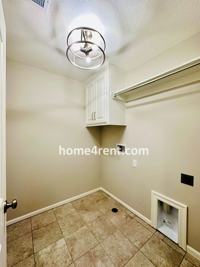 Building Photo - Nearly New Luxury Home in Blue Valley Schools!