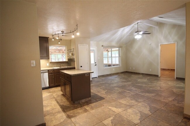 Building Photo - 16405 Sun View Ln