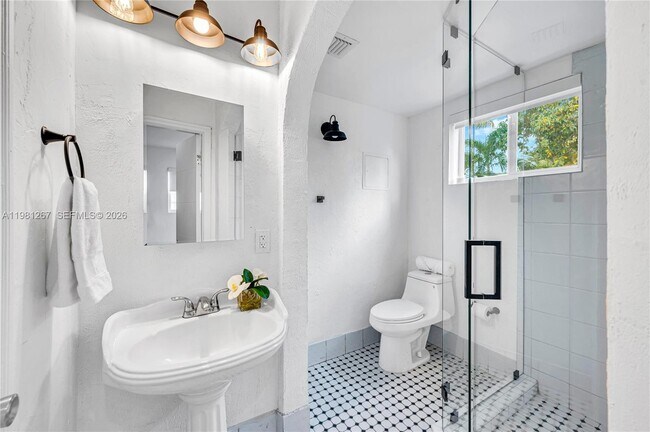 Building Photo - 1960 NE 182nd St