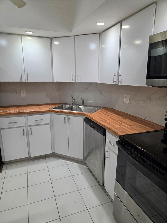 Building Photo - 3280 Spanish Moss Terrace