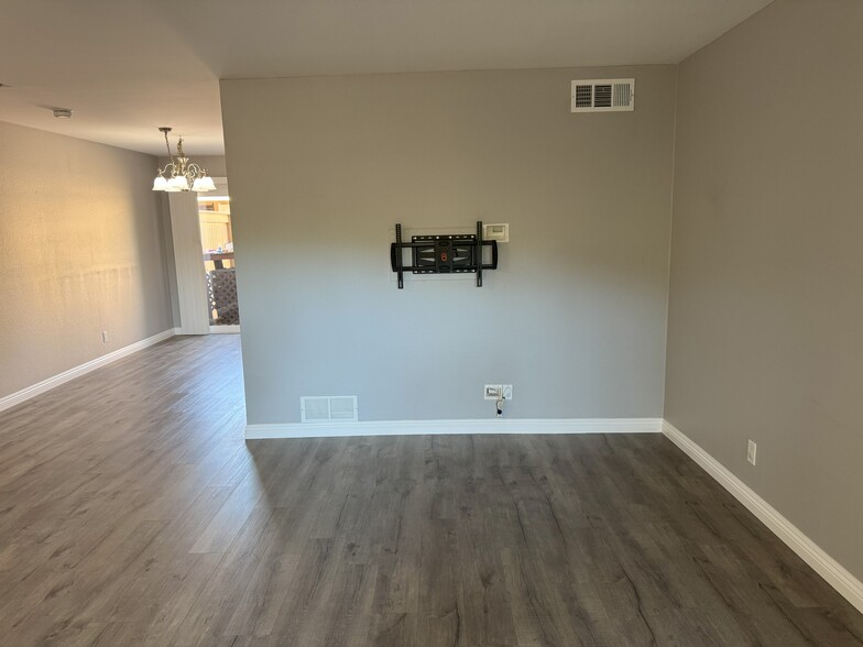 Building Photo - 1879 Pomar Way