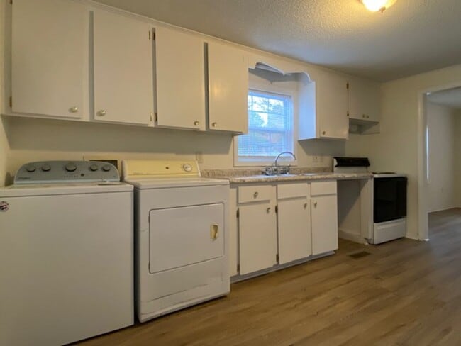 Building Photo - Updated 2 bed 1 bath  Fenced yard - 5 min to downtown Kannapolis