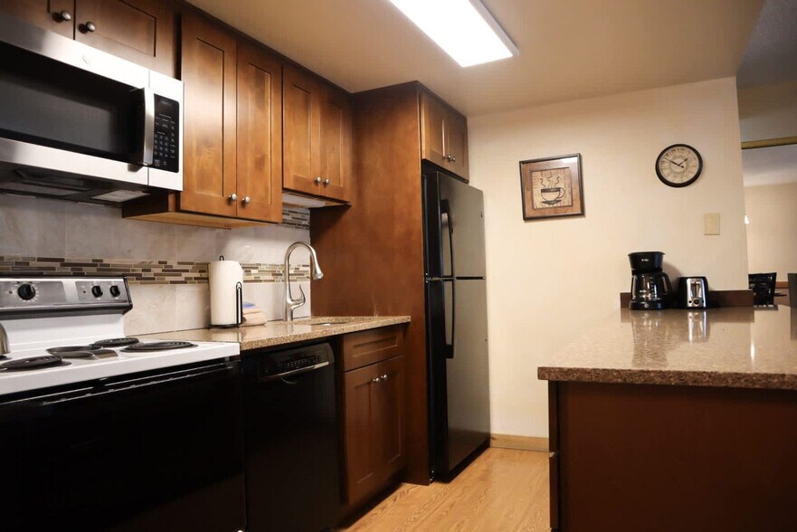 Building Photo - 455 Village Rd