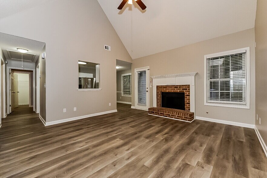 Building Photo - 915 Castlerock Way