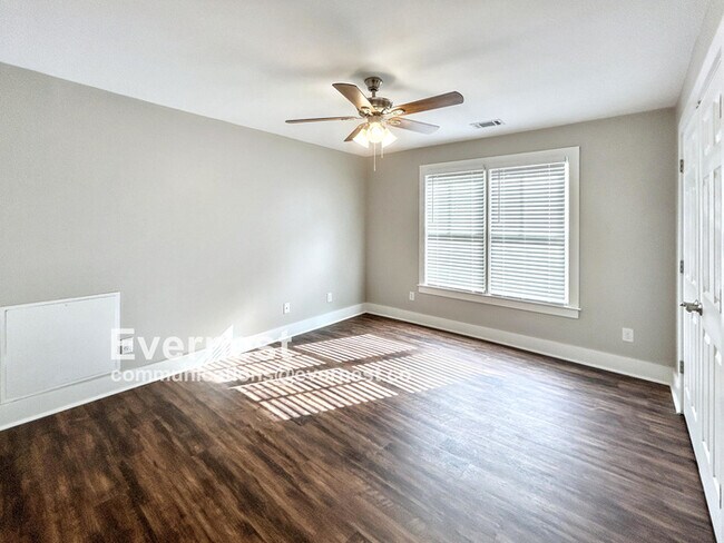 Building Photo - 4-Room Home in Prime Location Near Schools...
