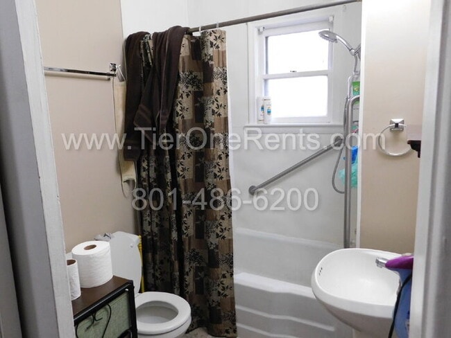 Building Photo - NO DEPOSIT option available for qualified ...