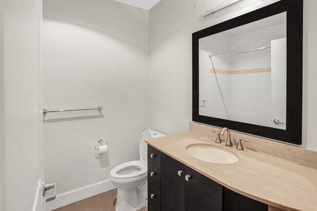 Building Photo - Great Unit Great Location