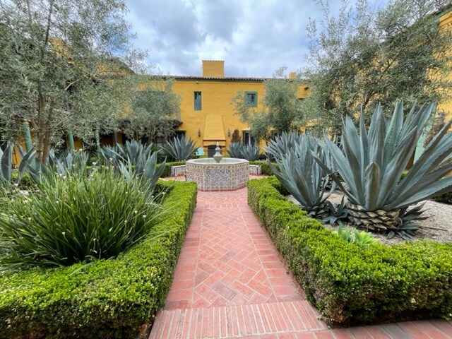 Building Photo - 1855 N Kingsley Dr