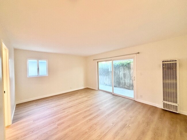 Building Photo - Silver Strand Beach | 4 Bed | 2 Bath | Bea...