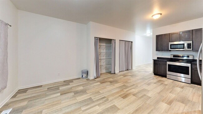 Building Photo - 421 E 18th Ave