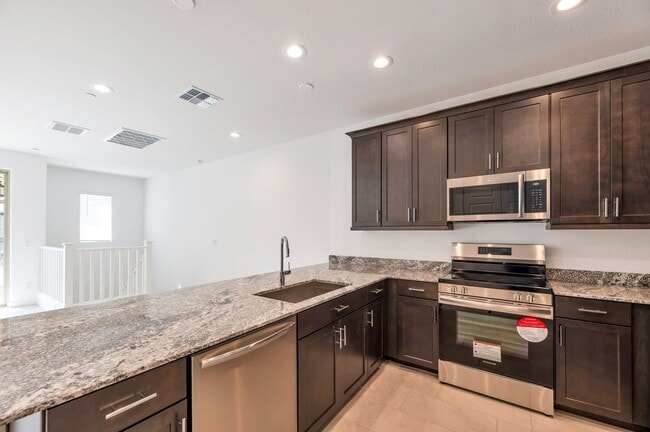 Building Photo - Like New luxurious townhome with 2 Master ...