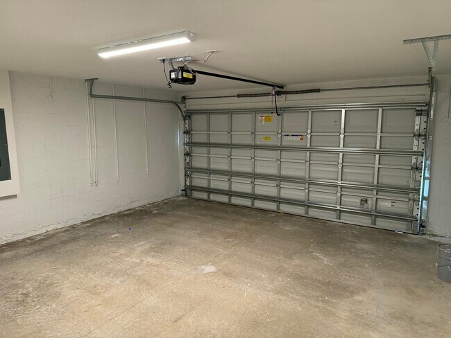 Building Photo - 10445 NW Suncrest Lp