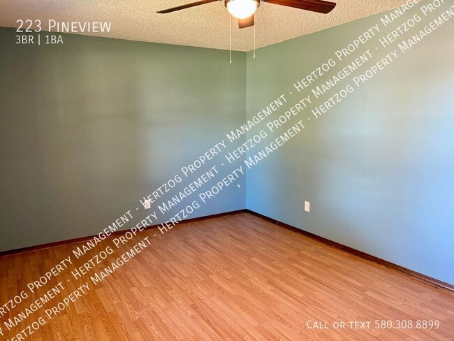 Building Photo - 223 Pineview-