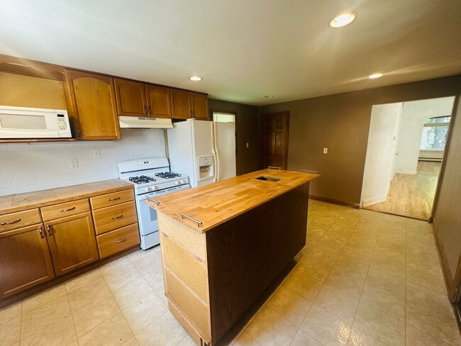 Building Photo - Charming 3 Bedroom Single Family Home Avai...