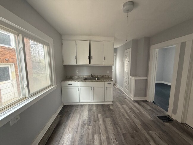 Building Photo - 15718 Holmes Ave