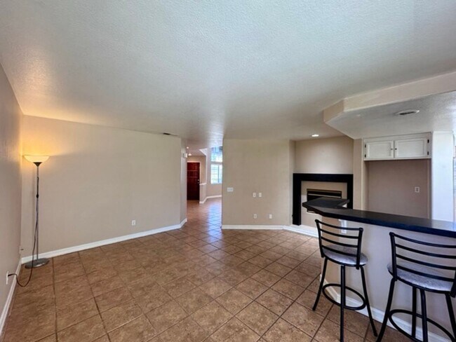Building Photo - Spacious 4 Bedroom Home with Expansive Bac...