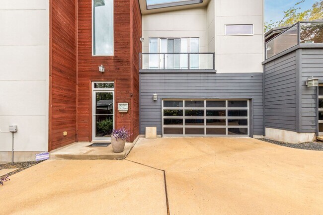 Building Photo - Gorgeous Fully Furnished Home in Brentwood...