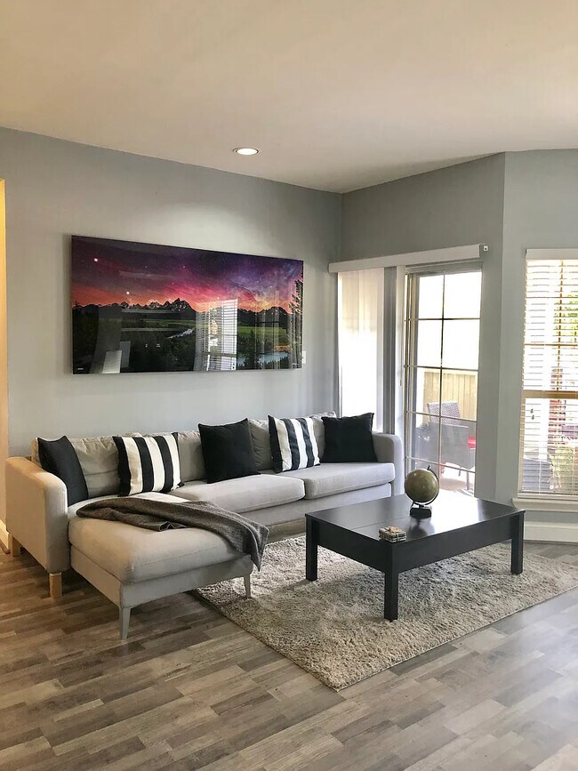 Building Photo - 3906 Penderview Dr