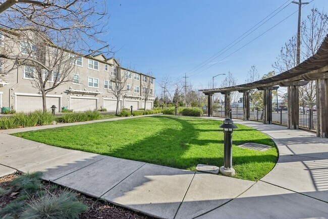 Building Photo - Beautiful Corner-Unit Townhome Near Downtown – 4 Bed | 3 baths