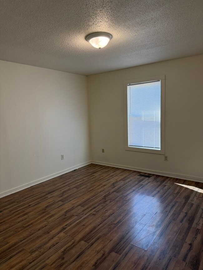 Building Photo - 108 Suzanne Cir