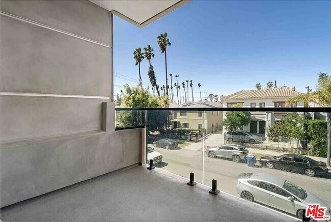 Building Photo - 846 S Mariposa Ave