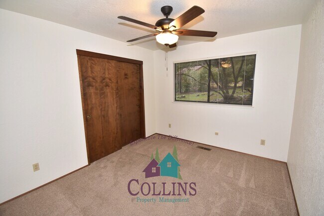 Building Photo - 2045 Ross Dr