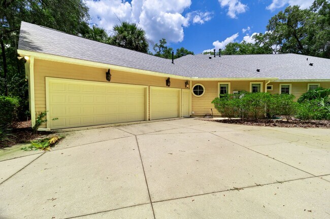 Building Photo - Executive Gainesville Rental: Custom 4 Sui...