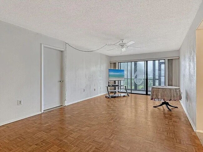 Building Photo - "Charming 2-Bed, 2-Bath Condo Oasis in Bradenton's Heart!"