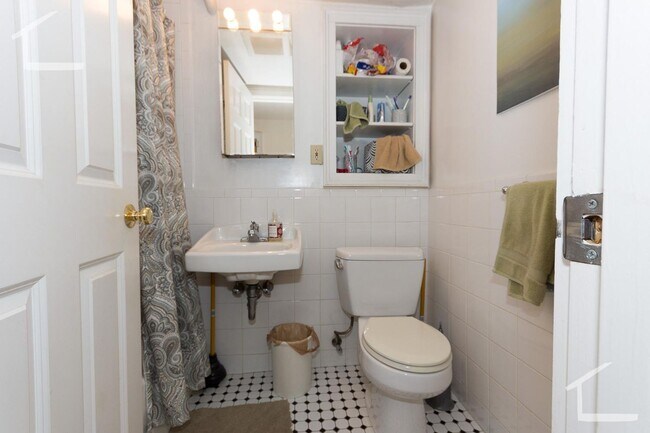 Building Photo - No Brokers Fee, heat, Hot Water Included, Garden Level Recently Renovated Unit, Laundry on a Site