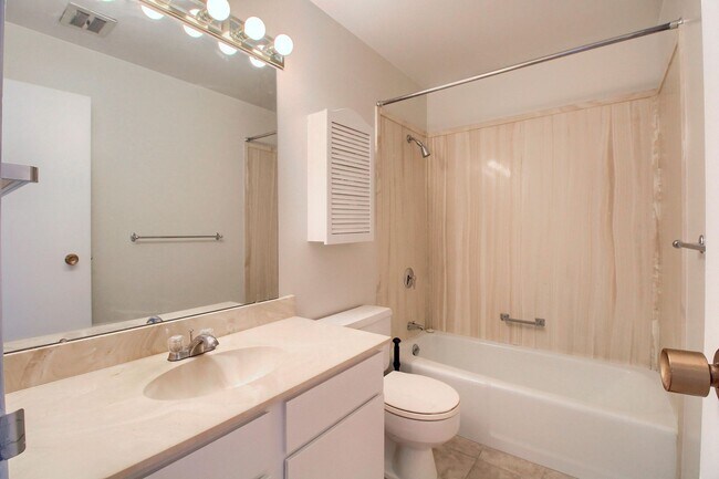 Building Photo - Gorgeous highrise apartment in Washington ...
