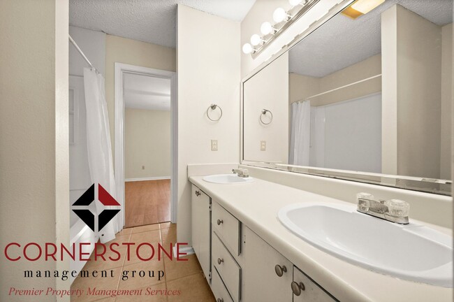 Building Photo - 2 Bed, 1.5 Bath located off of Brightside ...