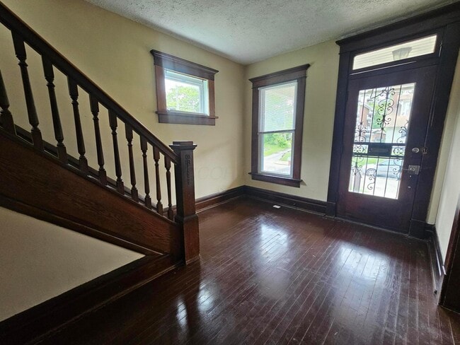 Building Photo - 831 Linwood Ave