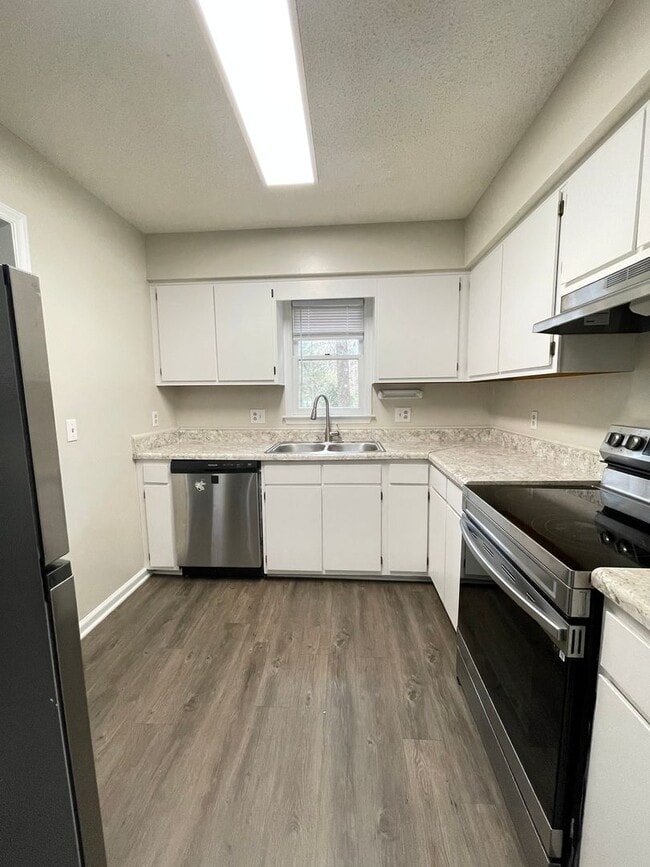 Building Photo - APPLICATION PENDING: 720-A Powell Drive ~Newly Renovated~ End Unit ~ Convenient to Powell Drive P...